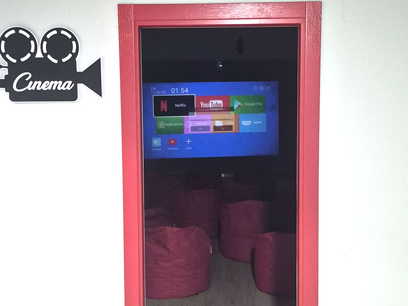 Döşemealtı şubesi sinema odası, pembe poufler ve perdesi