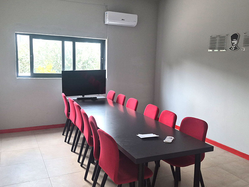 Döşemealtı şubesi toplantı salonu, kırmızı sandalyeler ve uzun masa
